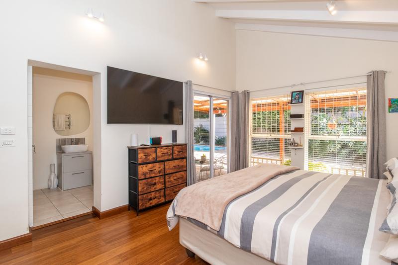 To Let 5 Bedroom Property for Rent in Meadowridge Western Cape